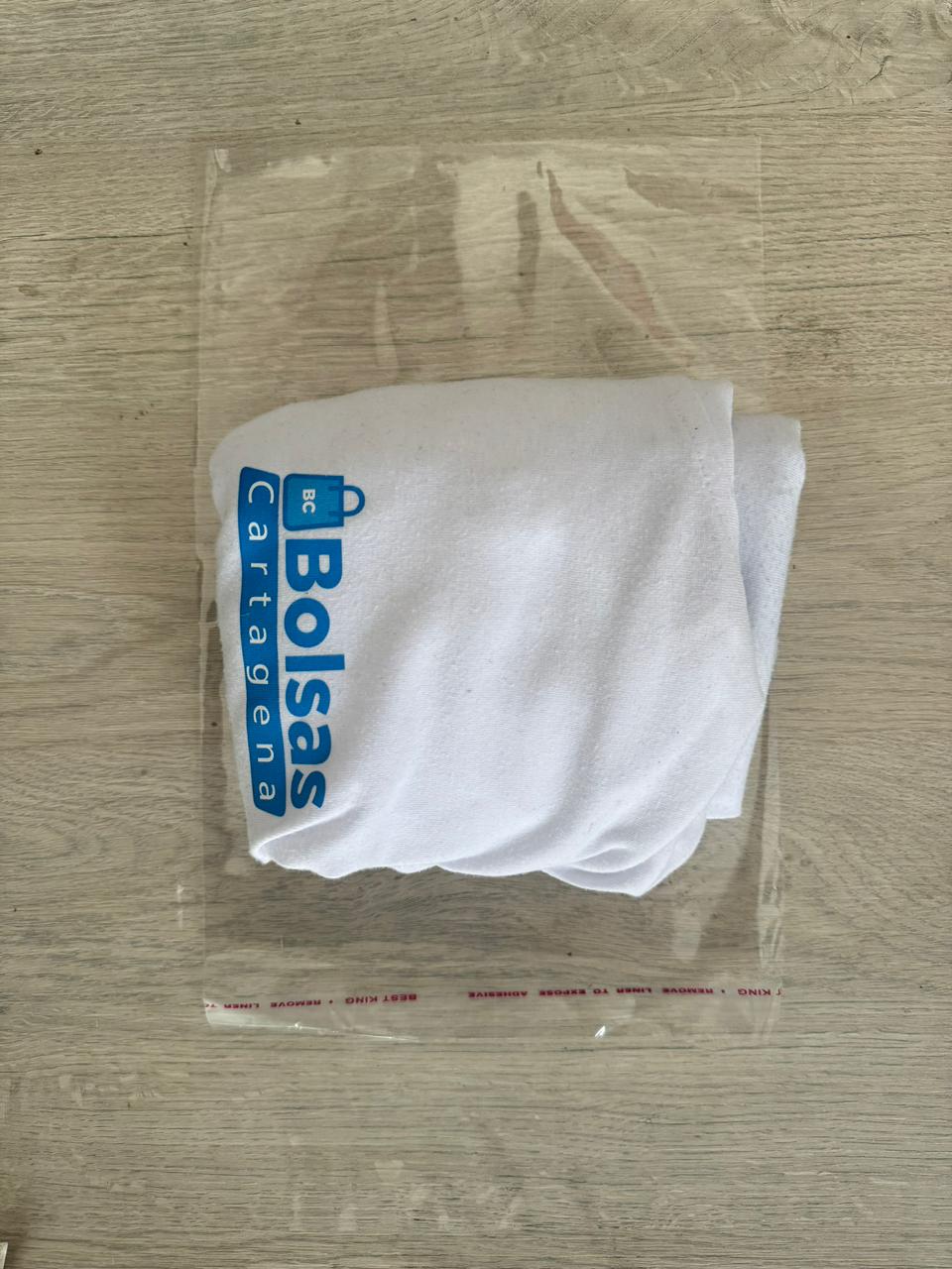 Bolsas de polipropileno  (celofán) con adhesivo.